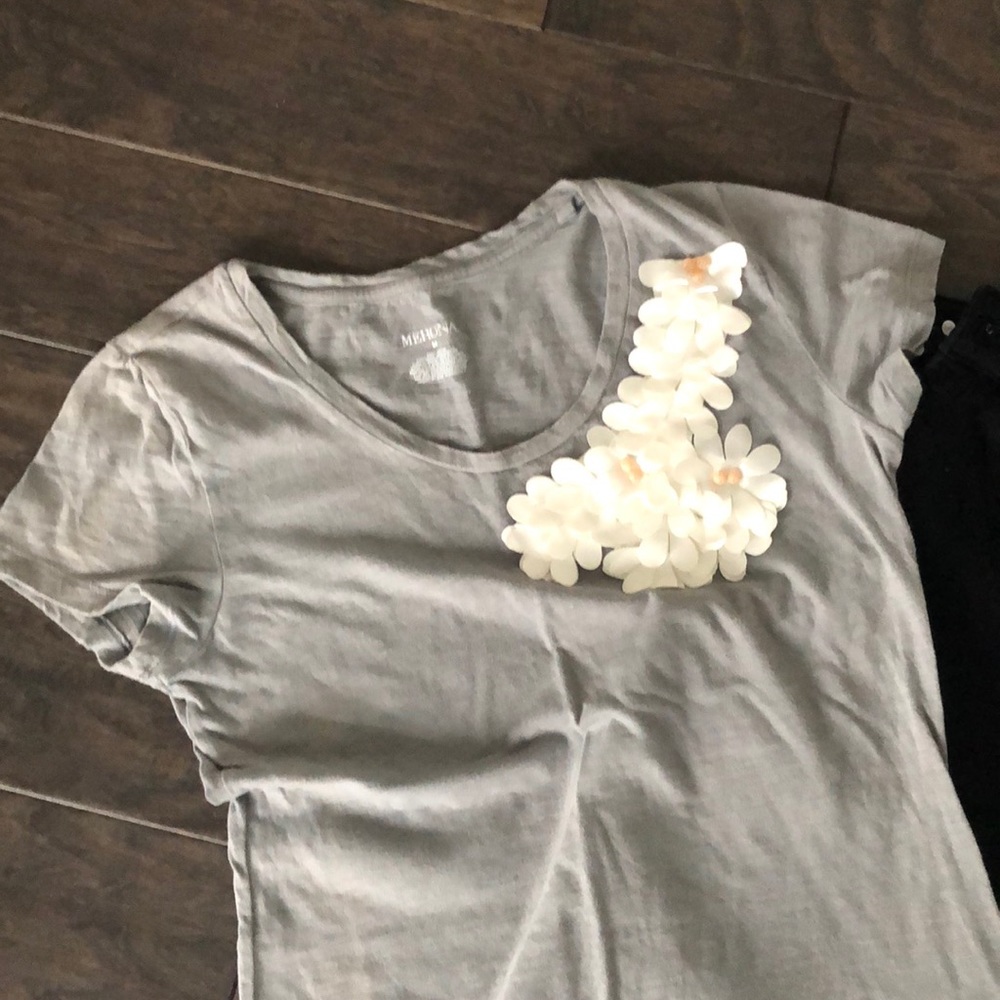 Detailed v-neck tee - Picture 2 of 3